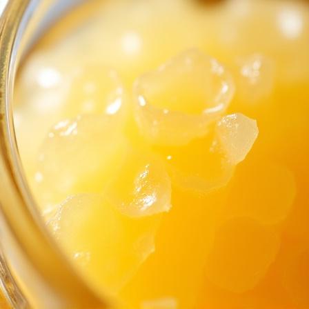 Primer plano de miel cristalizada con textura cremosa y granos finos